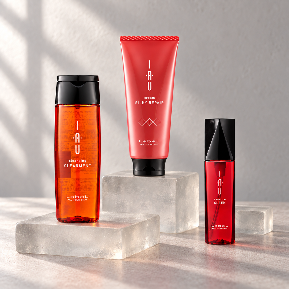 Japanese Cosmetics – zestaw Lebel IAU Cleansing Clearment, Silky Repair i Essence Sleek na matowych szklanych blokach.