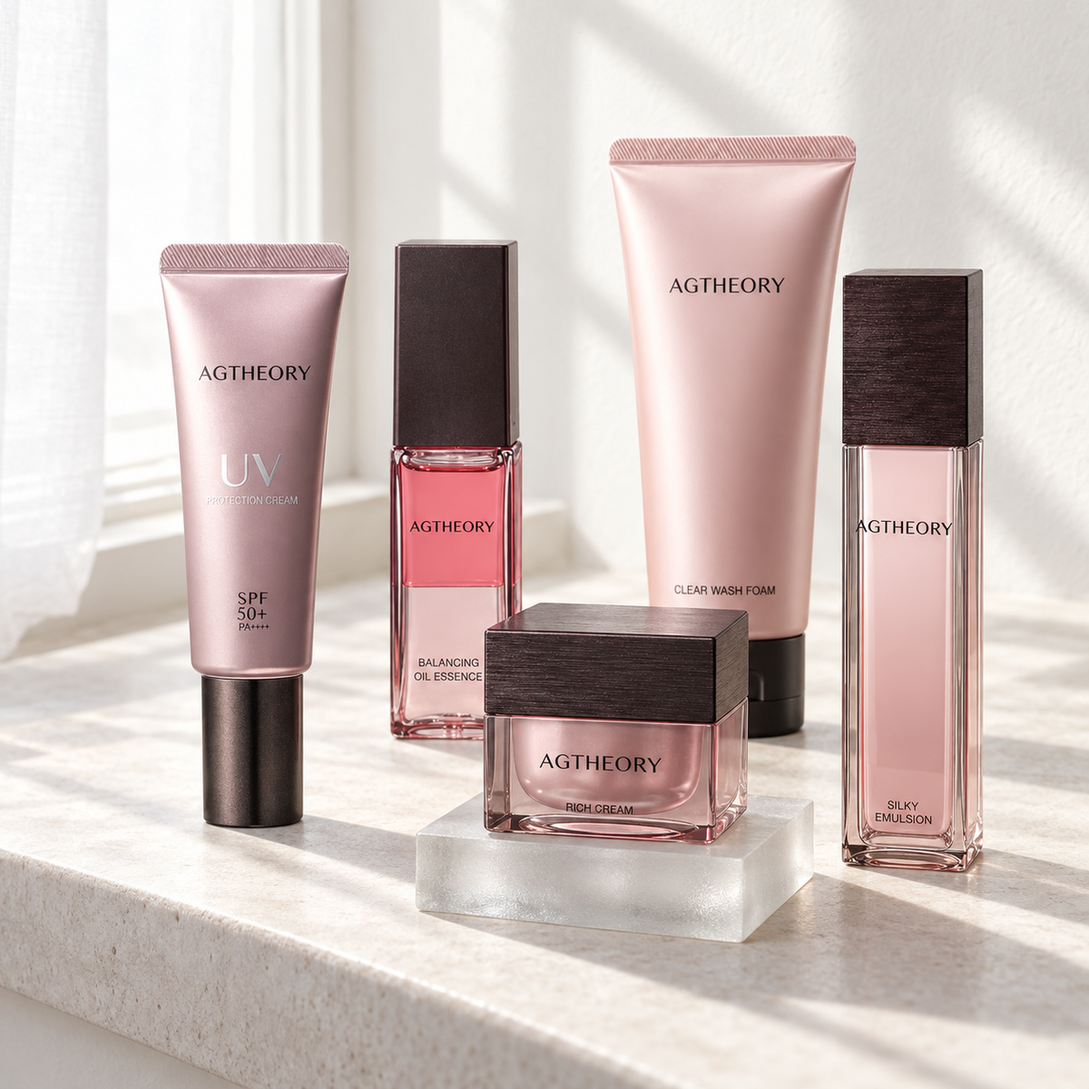 Japanese Cosmetics – kosmetyki AXXZIA AGTheory Clear Wash Foam, Rich Cream i Balancing Oil Essence na jasnym, pudrowoszarym tle.