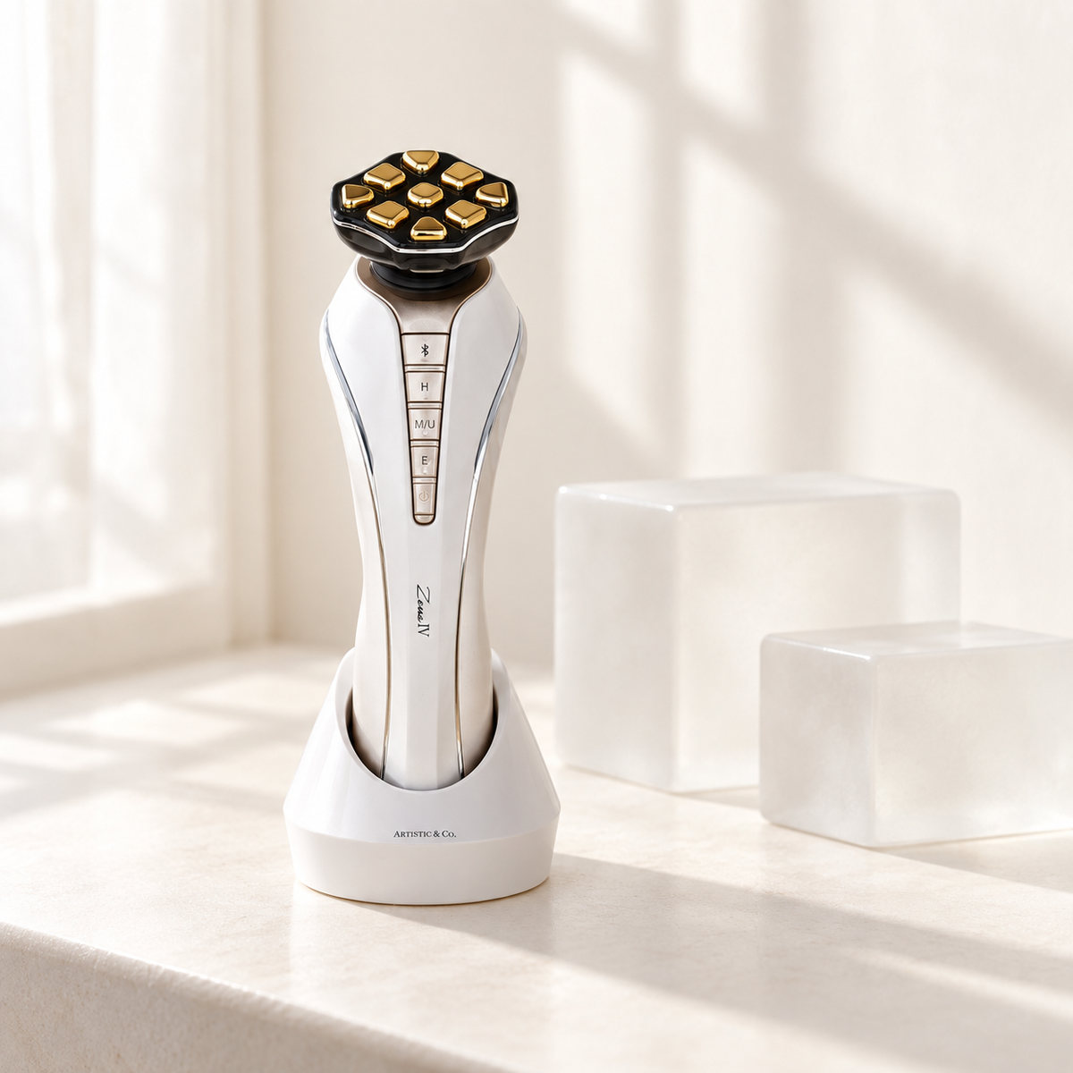 Japanese Cosmetics – urządzenie kosmetyczne Dr. Arrivo Zeus IV na jasnym, mlecznobiałym tle w naturalnym świetle dziennym.