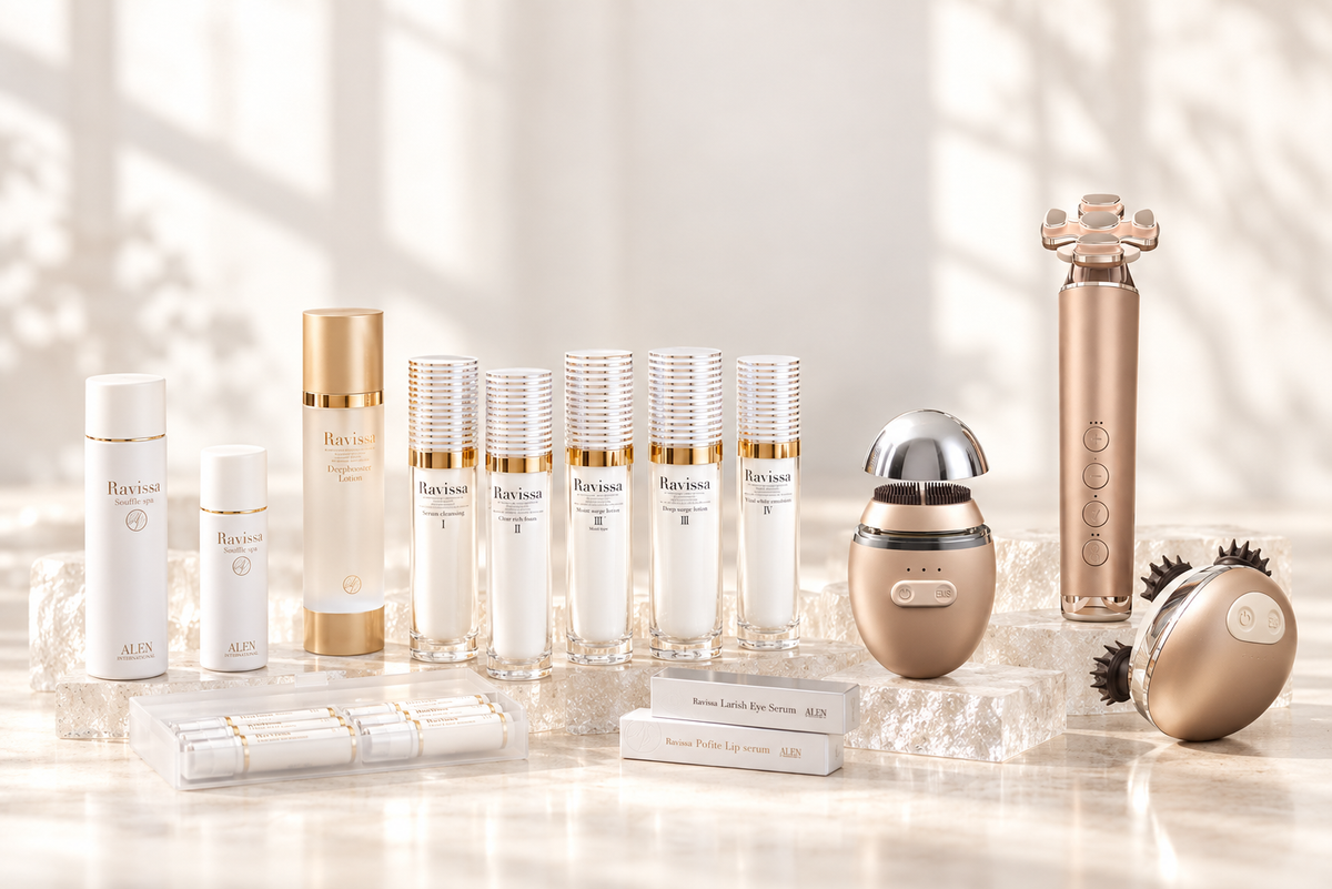 Japanese Cosmetics – kosmetyki Ravissa oraz złote urządzenia kosmetyczne EMS na jasnym tle.