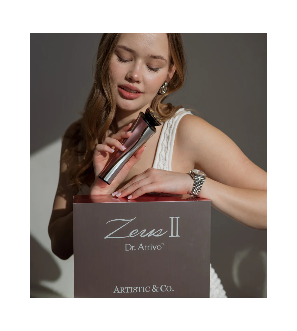 Dr. Arrivo Zeus II Pink – modelka używająca urządzenia na szyi, elegancki lifestyle premium