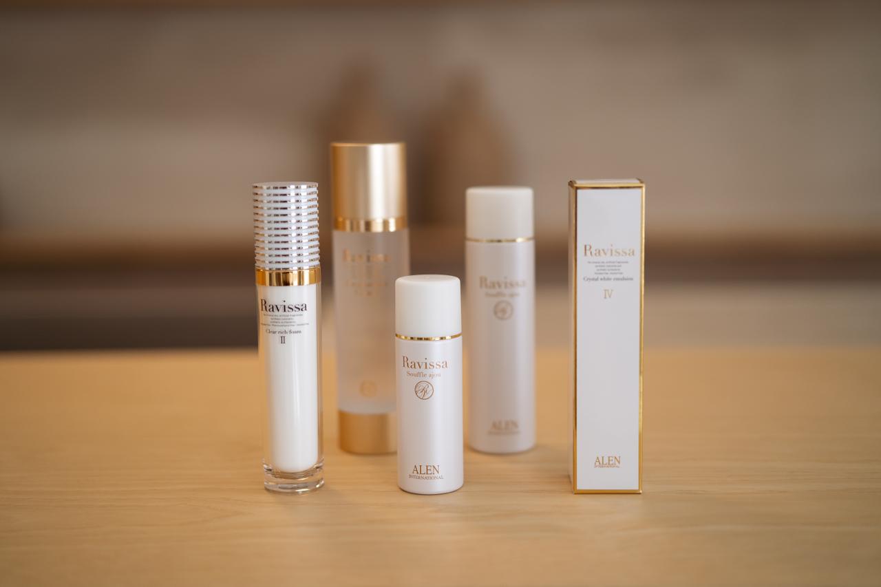Japanese beauty care is based on consistency, precision, and the harmonious combination of several essential stages: cleansing, moisturizing, nourishing, regeneration, and protection.

Our aim is not only to offer cosmetics but also to help customers understand the role of each product in their daily routine.