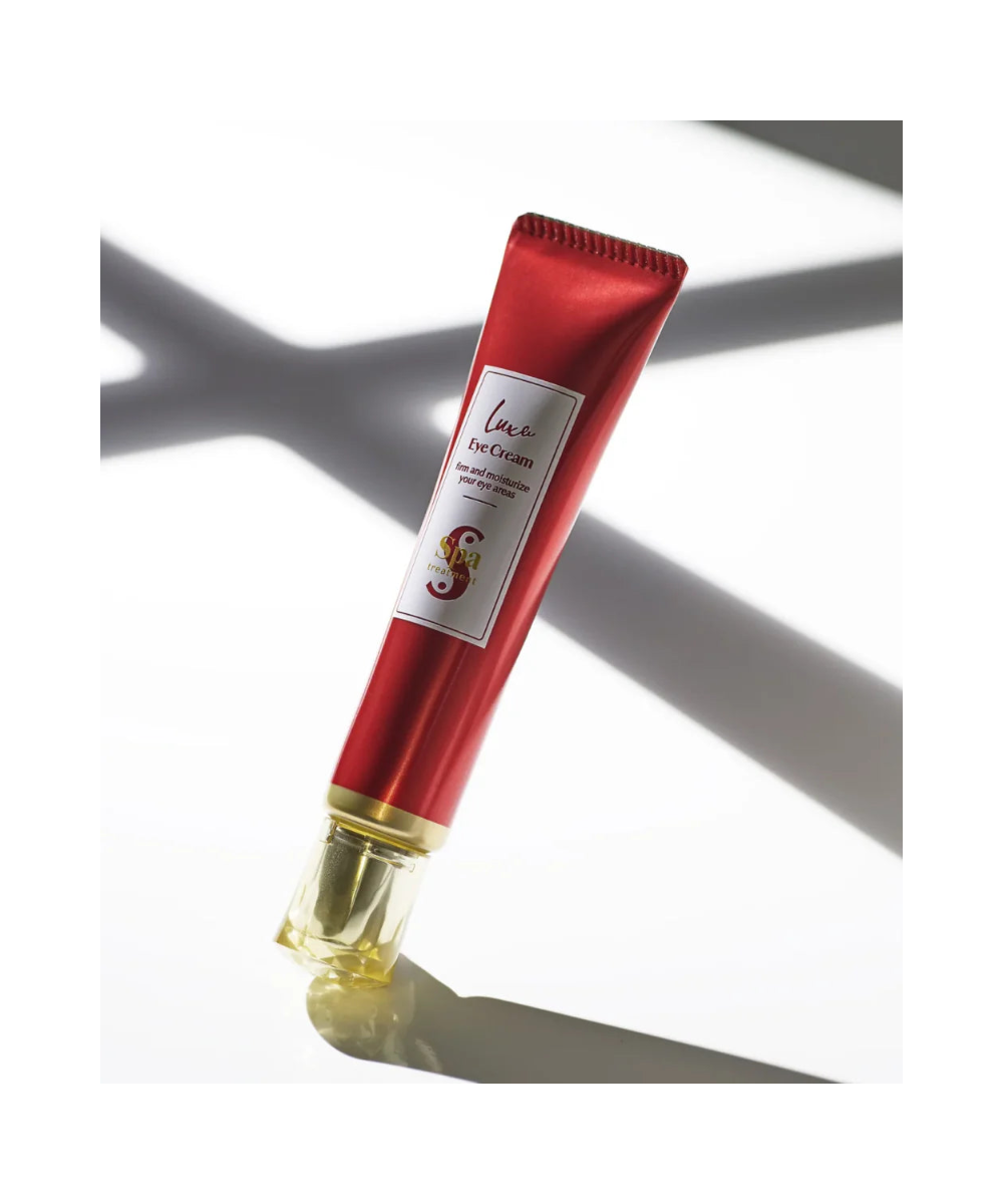 Spa Treatment Luxe Eye Cream – czerwona tubka kremu pod oczy w promieniach słońca, eleganckie opakowanie premium

